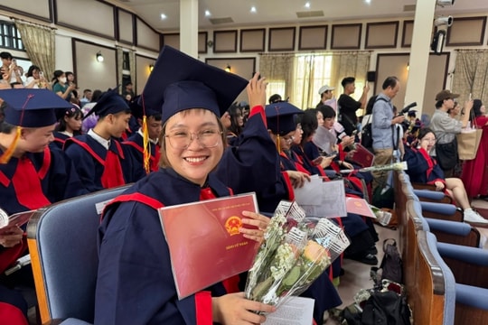 U40 bỏ việc bàn giấy, thành thủ khoa đại học