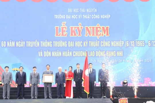 Trường Đại học Kỹ thuật Công nghiệp đón nhận Huân chương Lao động hạng Nhì