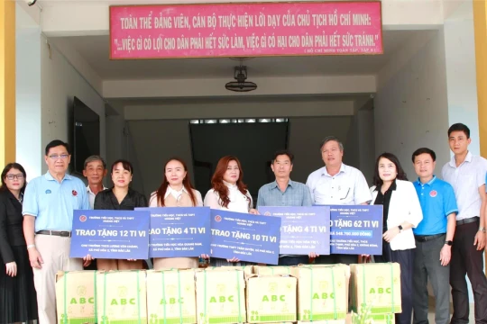 Kịp thời hỗ trợ thiết bị dạy học cho trường vùng lũ Đắk Lắk