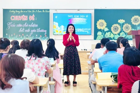 Nữ phó hiệu trưởng trích lương hỗ trợ học trò vùng bão lũ Đắk Lắk