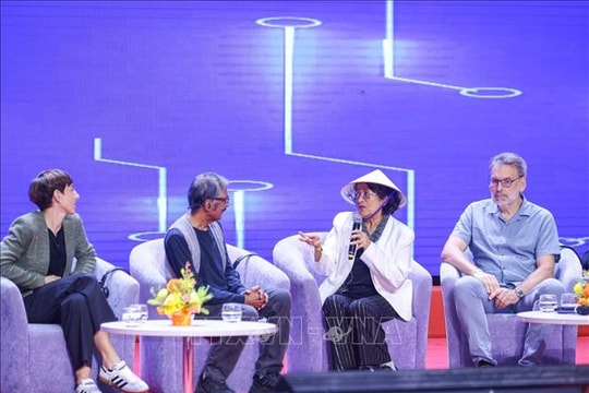 Chủ nhân Giải thưởng VinFuture 2025 truyền đam mê nghiên cứu khoa học cho giới trẻ