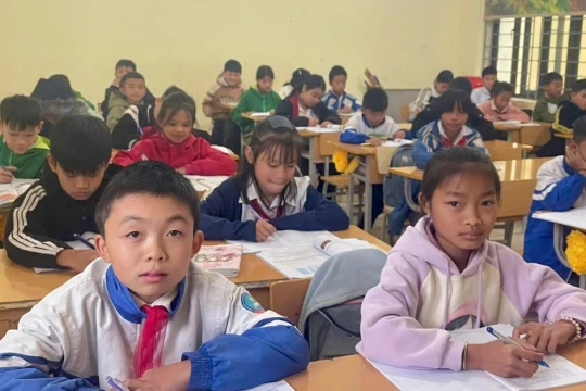 'Nâng bước em tới trường' - chắp cánh ước mơ vùng cao