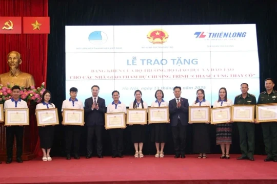 Hành trình gieo mầm chữ của thầy giáo quân hàm xanh