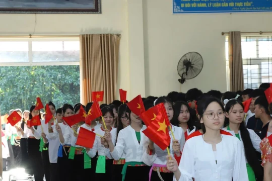 Chăm lo toàn diện cho học sinh dân tộc thiểu số
