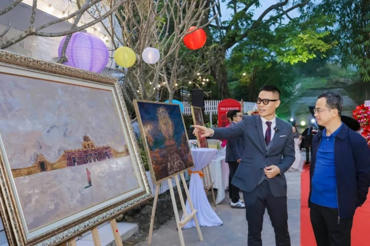 Hoạ sĩ 9X gây sốt với bức sơn mài bán giá 100.000 USD