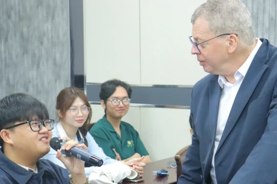 Dạy ngôn ngữ qua văn học: Chạm đến chiều sâu văn hóa