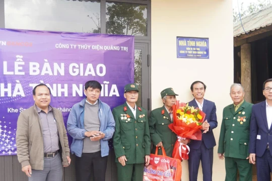 Công ty Thủy điện Quảng Trị bàn giao 2 nhà tình nghĩa cho hộ gia đình chính sách