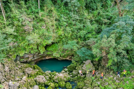 Cắm trại bên 'bể bơi vô cực' giữa thung lũng Ma Đa