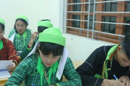 Sáng đèn soi chữ ở Ba Sơn