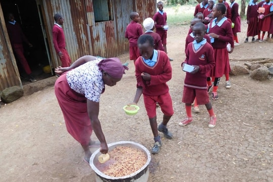 Nhận "nuôi em" ở Kenya, nhà hảo tâm bị yêu cầu đóng tiền cho năm học cũ