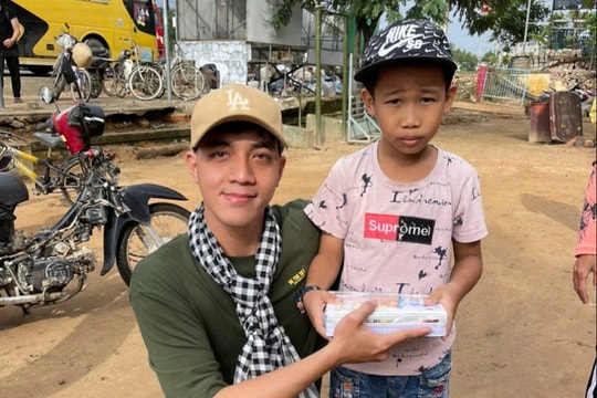 Tài xế "Fan Sơn Tùng M-TP" đổi tiền công thành sách vở gửi học sinh vùng lũ