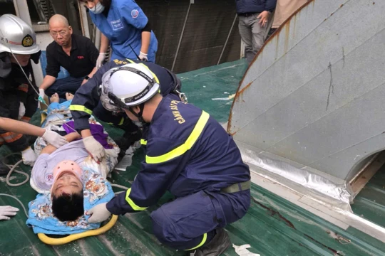 Cứu cháu bé rơi từ tầng cao chung cư tại Hà Nội