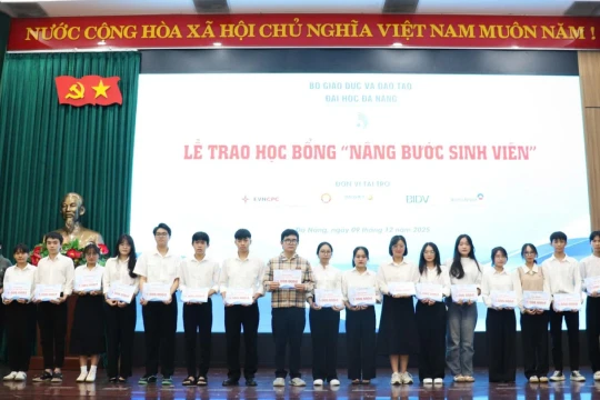Đại học Đà Nẵng trao 70 suất học bổng Nâng bước sinh viên