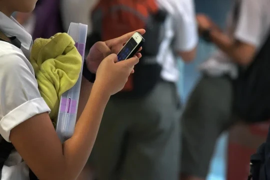 Phụ huynh Singapore ủng hộ cấm điện thoại