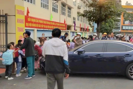 Vụ hiệu trưởng đỗ Lexus chắn cổng trường ở Quảng Ninh: Lãnh đạo phường Hạ Long nói gì?