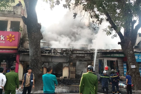 Cháy lớn tại dãy nhà trên phố Lò Đúc, Hà Nội