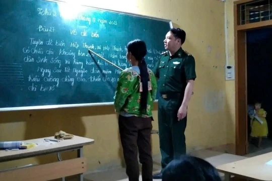 Thầy giáo quân hàm xanh 20 năm bền bỉ xóa mù chữ vùng biên