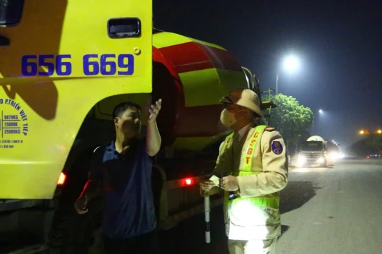 Công an Hà Nội xử phạt hơn 1.000 xe tải vi phạm trong hơn 1 tháng