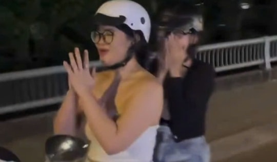 Sốc: Cô gái trẻ chắp tay lạy khi đang điều khiển xe máy