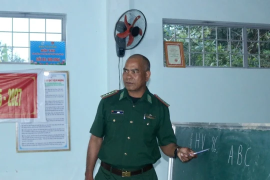 Người lính biên phòng mang con chữ về với buôn làng