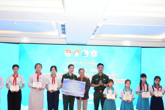 245 học sinh khó khăn ở Cà Mau được trao học bổng Vừ A Dính