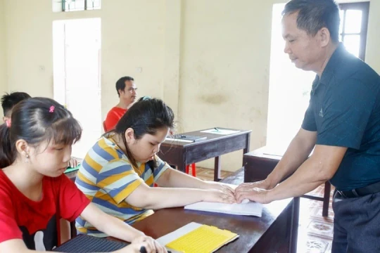 Giữ chuẩn phổ cập bằng sức mạnh cộng đồng