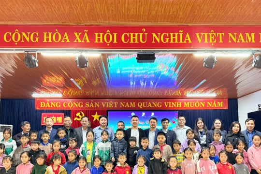 Tiếp sức cho thầy và trò vùng lũ Quảng Trị