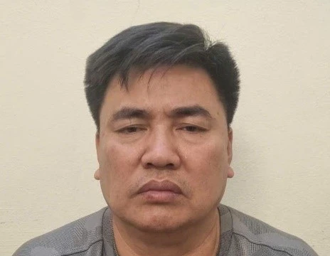 Tạm giữ người đàn ông đẩy CSGT vào đầu xe tải