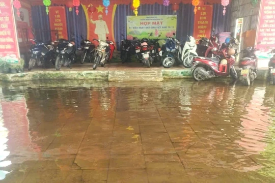 Học sinh một trường mầm non ở Cà Mau thường xuyên ‘chạy lớp’ vì ngập nước