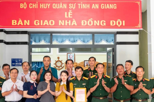 Bàn giao 'Nhà Đồng đội' cho quân nhân tại ngũ ở An Giang