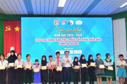 Tiếp sức 150 học sinh DTTS và học sinh vùng biển đảo ở An Giang