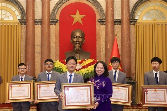 Phó Chủ tịch nước trao Huân chương Lao động cho học sinh đoạt giải quốc tế năm 2025