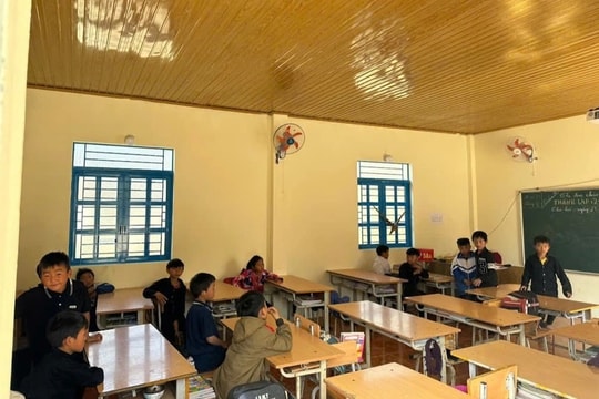 Trường vừa khánh thành, dự án cùng "cha đẻ" Nuôi em lại kêu gọi xây mới