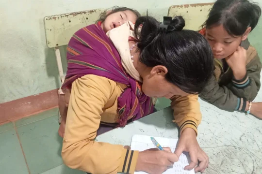 Cô giáo vùng cao thắp sáng con chữ ở thôn Ngọc Leang