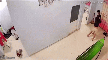 Clip gây phẫn nộ: Chồng túm tóc, đấm vợ tới tấp như kẻ thù, mặc con nhỏ khóc thét hoảng loạn dưới sàn nhà