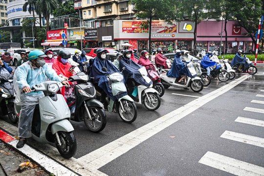 Ngày đầu vận hành camera AI, dân Hà Nội đội mưa rét dừng chờ đèn đỏ thẳng tắp
