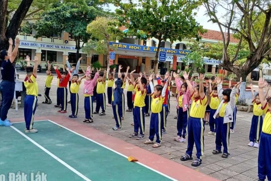 Café ngày mới: Đường đến trường sau lũ