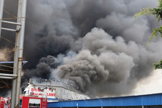 Hiện trường vụ cháy công ty da giày Hải Phòng, hàng chục người vẫn đang cứu hỏa