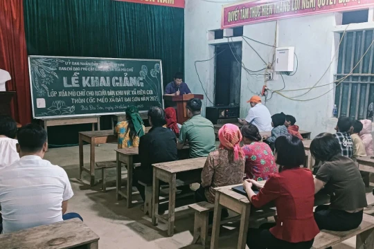 Thầy giáo 31 năm luôn nặng lòng với lớp xóa mù chữ