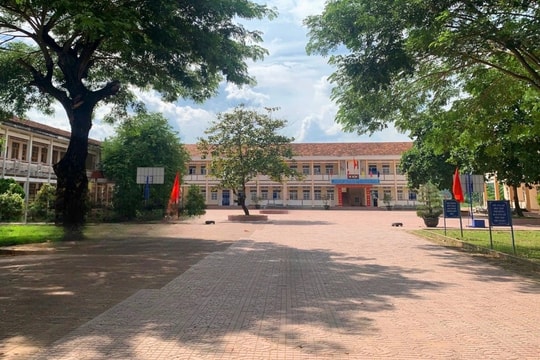 Tranh luận việc kiểm điểm phó hiệu trưởng bắt học sinh dừng học đi dọn rác