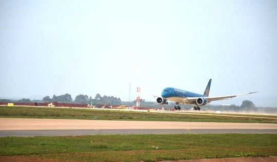 Cận cảnh máy bay Boeing 787 vừa đáp xuống sân bay Long Thành