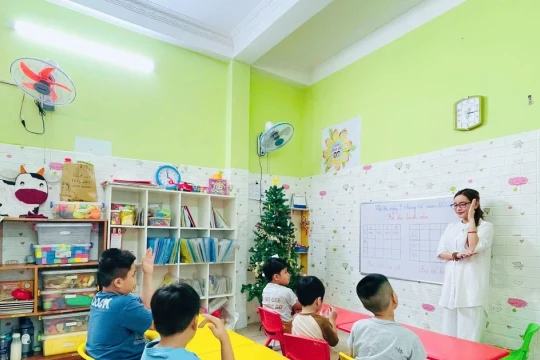 Người phụ nữ mở cánh cửa giao tiếp cho trẻ đặc biệt