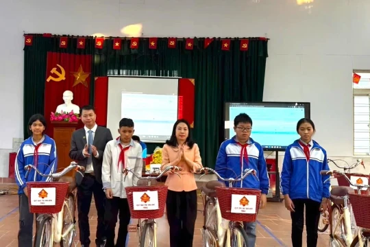 Hành trình "Nâng bước em đến trường" tiếp sức học sinh có hoàn cảnh khó khăn