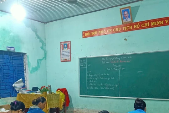 Thắp sáng vùng cao Nam Giang từ những lớp học xóa mù chữ
