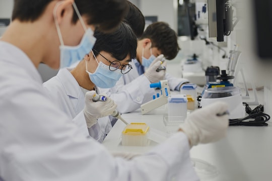 Áp lực theo học ngành y và những xung đột âm ỉ trong các gia đình tinh hoa