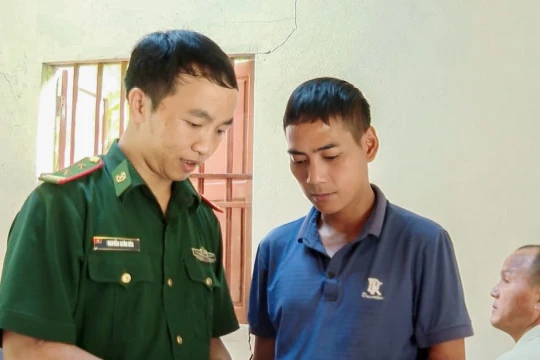 Lớp học 'xóa mù công nghệ' của thầy giáo mang quân hàm xanh