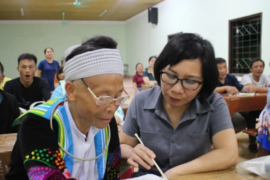 Cô Hiệu trưởng tận tình với lớp xóa mù chữ ở vùng cao