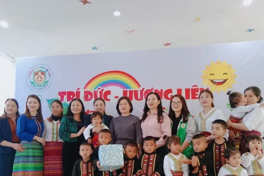 Xóa mù chữ từ những âm vần đầu đời nơi bản Rào Tre