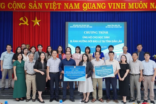 Trao niềm tin, động lực và hy vọng cho học sinh vùng lũ