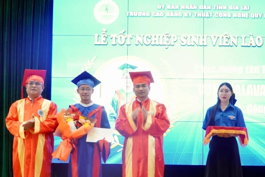 Trường Cao đẳng Kỹ thuật Công nghệ Quy Nhơn trao bằng tốt nghiệp cho sinh viên Lào